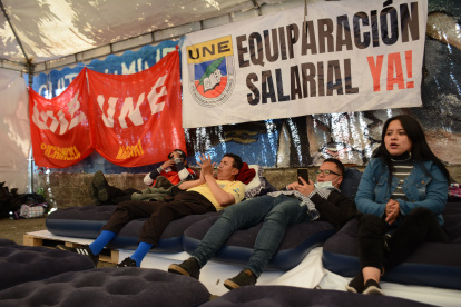 Los docentes acampan afuera de la Corte Constitucional con colchones inflables, carpas y banderas.