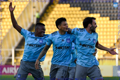 Con el triunfo parcial de Emelec sobre Deportivo Táchira por 2-1, ambos equipos se fueron al descanso.