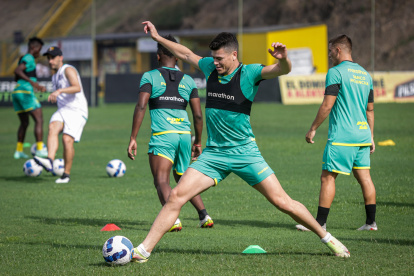 Carlos Rodríguez, defensa de Barcelona, será titular frente a los argentinos.