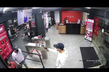 Se llevaron los celulares de los clientes y del personal que  labora en el establecimiento. El atraco quedó registrado en cámaras de seguridad.