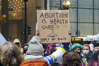 Personas se reúnen para protestar en favor del derecho al aborto en Chicago, Illinois, el 3 mayo 2022.