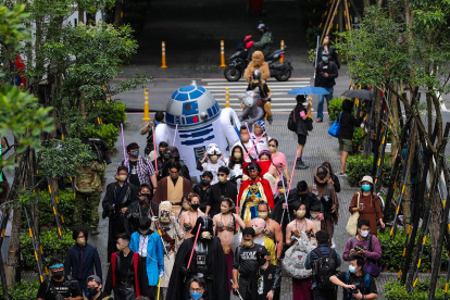 Los fanáticos de Star Wars y Doctor Strange desfilan en la calle durante la celebración del día de Star Wars en Taipei, Taiwán, el 4 de mayo de 2022.
