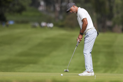 El exfutbolista argentino Gabriel Batistuta fue registrado este miércoles, al participar en el torneo ProAm del Abierto de golf de Quito (Ecuador).