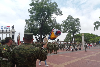 Un grupo de militares ejecutó actos cívicos en el malecón 2000.