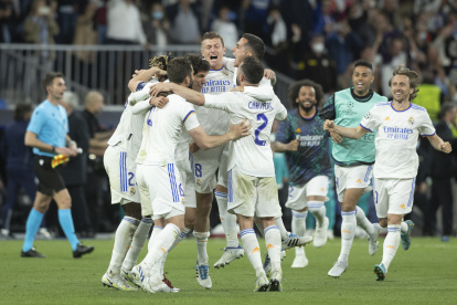 Los jugadores del Real Madrid celebran la victoria ante el Manchester City, al término del partido de semifinales de la Liga de Campeones.