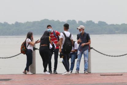 Los jóvenes lamentan no tener espacios para jugar y hacer deporte en Guayaquil.