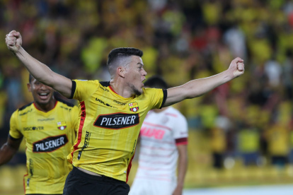 Paco Rodríguez celebra el gol de Barcelona en la primera mitad del cotejo que disputa con Lanús.