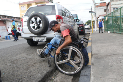 Esta es la realidad de las aceras en Guayaquil. La foto habla por sí misma.