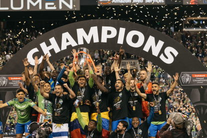 Seattle Sounders se proclamó campeón de la Concachampions con Xavier Arreaga (con la copa) como estelar.