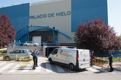 Llegada de un furgón funerario durante el segundo día de funcionamiento como morgue del Palacio de Hielo en marzo de 2020