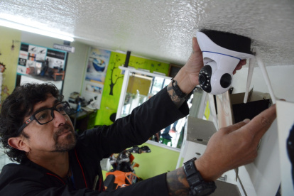 En locales comerciales las cámaras de seguridad se han vuelto esenciales y gracias a ellas se han revelado diversos asaltos y a sus responsables.