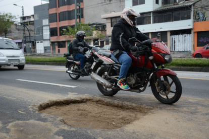 Baches. Aumentan los agujeros en las vías del sur.