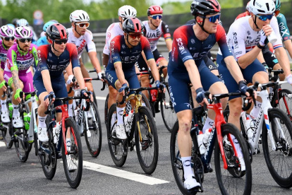 Richard Carapaz (c) comanda al Ineos Grenadiers en busca de su segundo título del Giro de Italia.