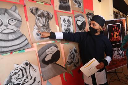 ACOMPAÑA CRÓNICA: BOLIVIA  JUSTICIA - AME7169. VIACHA (BOLIVIA), 06/05/2022.- Fotografía de la exposición realizada por jóvenes del Centro de Rehabilitación de Qalauma llamada "pinceles de Qalauma", el 4 de mayo de 2022, en la localidad de Viacha (Bolivia). Un lápiz o un pincel se pueden volver en instrumentos para liberar el alma de los reclusos de un centro de jóvenes infractores en Bolivia que encontraron en el arte una forma de expresar aquellos sentimientos que no pueden con palabras y a su vez trabajar en su reinserción para tener una "segunda oportunidad". EFE/ Martín Alipaz