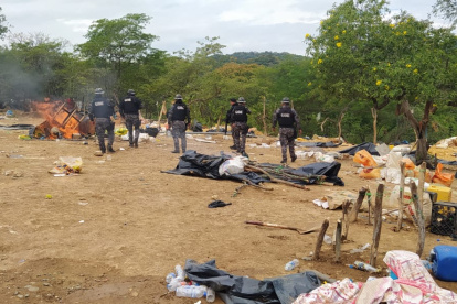 Procedimiento. Policías vigilan las evidencias que fueron encontradas.