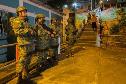 Fuerzas Armadas vigilando las calles.