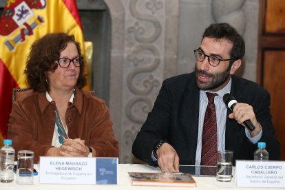 El secretario general del Tesoro y Financiación Internacional del Gobierno de España, Carlos Cuerpo (d), y la embajadora de España en Ecuador, Elena Madrazo (c), fueron registrados este viernes, durante un acto oficial, en la sede de la Cancillería, en Quito (Ecuador).