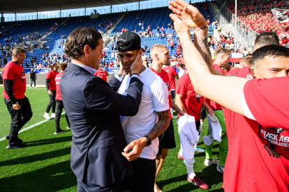 Piero Hincapié es felicitado por el DT del Leverkusen, luego de su gran temporada.