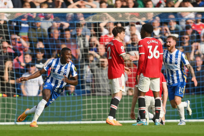 Moisés Caicedo anotó el primer gol del 4-0 contra el Manchester United.