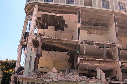 Destrozos en la fachada de la edificación tras una explosión en Hotel Saratoga, en la capital cubana