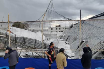 Daños. La estructura de una cancha sintética no soportó el peso del granizo y colapsó encima de varios deportistas.