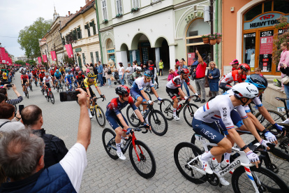 El ciclista ecuatoriano Richard Carapaz se mantuvo en el pelotón principal durante la tercera etapa del Giro de Italia.