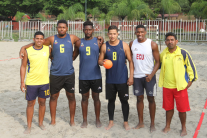 La selección que entrena en Guayaquil, a cargo de Álex Bustamante (d).