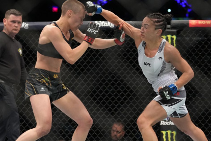 Carla Esparza (d) venció a Rose Namajunas.