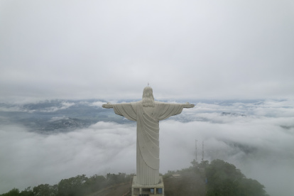 Vista de la estatua del mayor Cristo del mundo con 37,5 metros de altura el 7 de mayo de 2022, en la ciudad de Encantado (Brasil).
