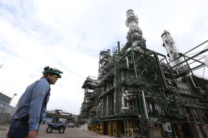 Estado. Un técnico de Petroecuador en la Refinería de Esmeraldas, complejo que requirió obras de mantenimiento