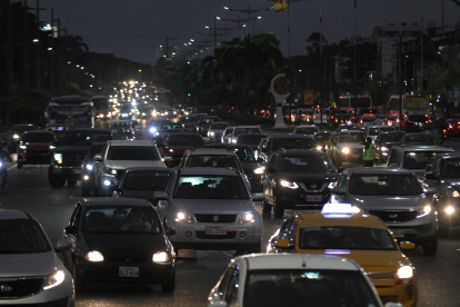 Embotellamiento. En la avenida principal y en el nuevo puente que une al sector con Guayaquil, los atascos son iguales y permanentes.