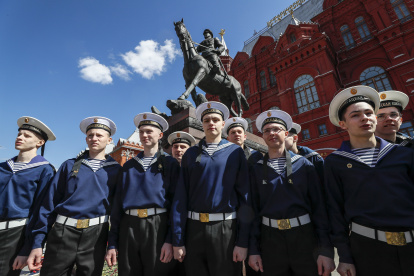 Cadetes de marineros rusos este jueves frente al monumento al mariscal del Ejército Rojo soviético Gerogy Zhukov donde se celebrará el Día de la Victoria de la Segunda Guerra Mundial en Moscú.