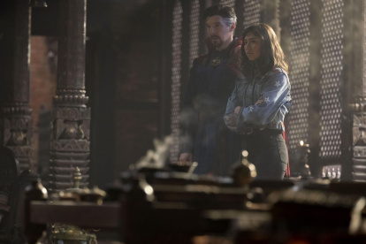 Fotograma cedido hoy por Marvel Studios donde aparecen Benedict Cumberbatch como Dr. Stephen Strange y Xochitl Gómez como América Chávez durante una escena de la película "Doctor Strange in the Multiverse of Madness" que se estrenó la semana pasada.