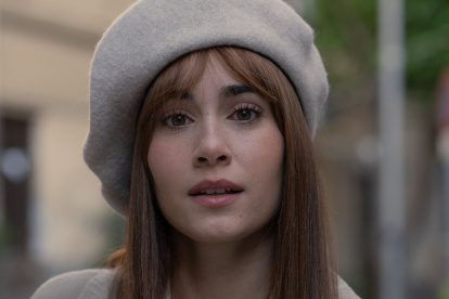 Aitana interpreta a una joven pianista que se prepara para una audición y su vecino no la deja.