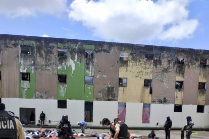 Policías controlaron la zona del patio de la cárcel de Santo Domingo.