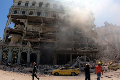 Cuerpos de emergencia trabajan en la remoción de escombros tras una explosión en Hotel Saratoga, en la capital cubana, el 6 de mayo de 2022.