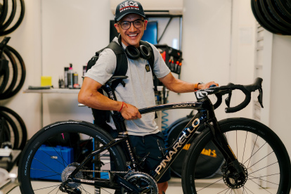 Richard Carapaz se mostró feliz al recibir su nueva bicicleta que la estrenará en la cuarta etapa del Giro.
