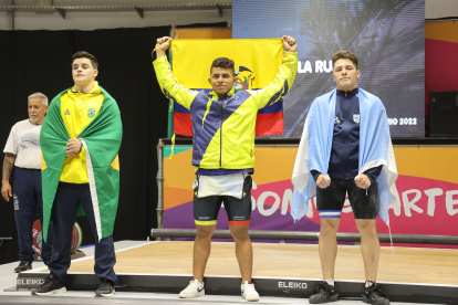 Elkin Ramírez, de 16 años (c), se colgó el oro en pesas, categoría 81 Kg, tras levantar 118 kg Arranque, 152 kg envión y 270 total.