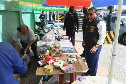 En las afueras del colegio Veintiocho de Mayo se desalojó a vendedores informales.