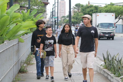 Precaución. Jóvenes andan acompañados y por zonas transitadas para evitar ser víctimas de la delincuencia.