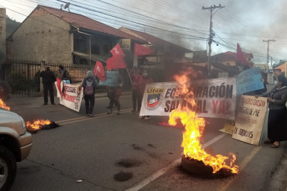 Protesta. Miembros de la UNE cierran la vía Girón-Pasaje, en Cuenca, como apoyo a las movilizaciones.