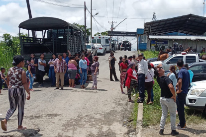 Desesperación. Familiares de los privados de libertad, llegaron hasta el centro de rehabilitación para conocer la situación al interior de la prisión.