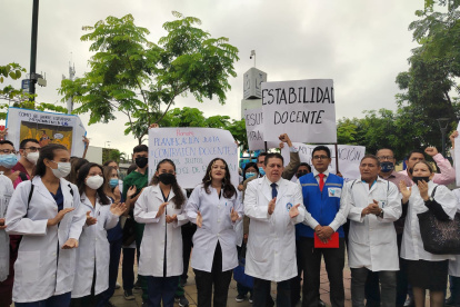 Cerca de 500 maestros fueron desvinculados por déficit presupuestario. Los perjudicados realizaron un plantón.