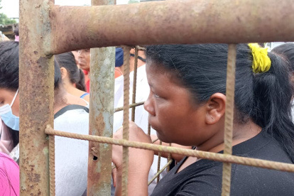 Decenas de personas aún esperan por información sobre sus familiares