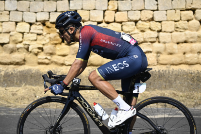 Richard Carapaz estrenó bicicleta en la primera etapa de montaña de la Corsa Rosa