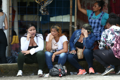 Familiares de presos esperan hoy por información en los alrededores de la cárcel de Santo Domingo de los Tsáchilas