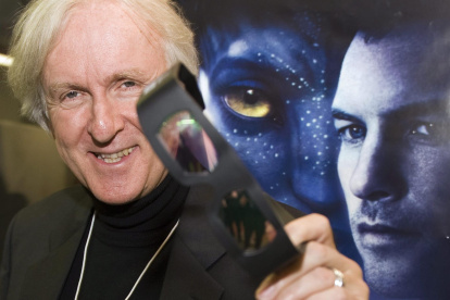 Fotografía de archivo, tomada en enero de 2010, en la que se registró al cineasta canadiense James Cameron, durante el la presentación de su filme "Avatar", en Davos (Suiza). La segunda parte de esta saga se estrenará este año y su trailer fue difundido este lunes por la productora 20th Century Studio.