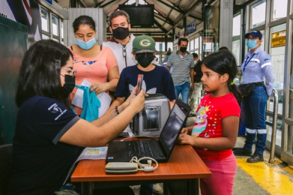 Decenas de estudiantes se han acercado a las paradas de la Matrovía para revalidar sus tarjetas.