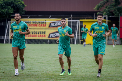 Bruno Piñatares (i), Emmanuel Martínez y Luca Sosa, jugadores de Barcelona que estarán en el duelo ante Emelec.