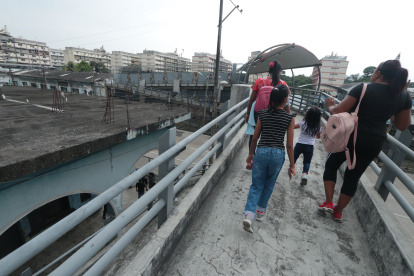 Moradores del sector de García Goyena y Antepara han tenido hasta que colocar cercas eléctricas en sus techos para evitar ser víctimas de los robos.